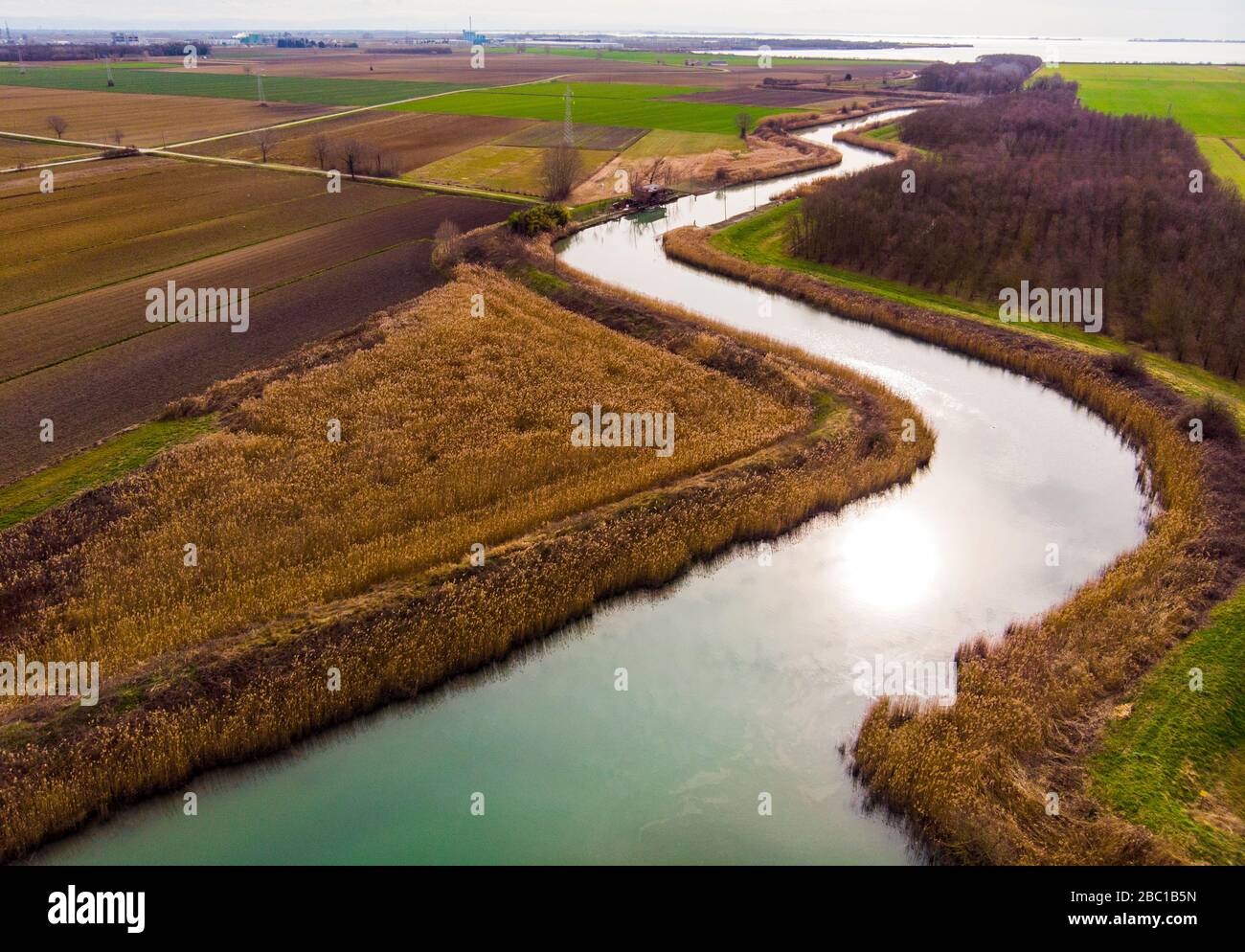 Italia, Friuli Venezia Giulia, Marano, veduta aerea della Laguna Veneta e dei campi di campagna in autunno Foto Stock