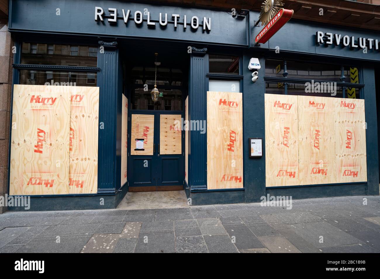 Glasgow, Scozia, Regno Unito. 1° aprile 2020. Effetti del blocco Coronavirus sulle strade di Glasgow, Scozia. La barra di rivoluzione viene imbarcata e chiusa. Foto Stock