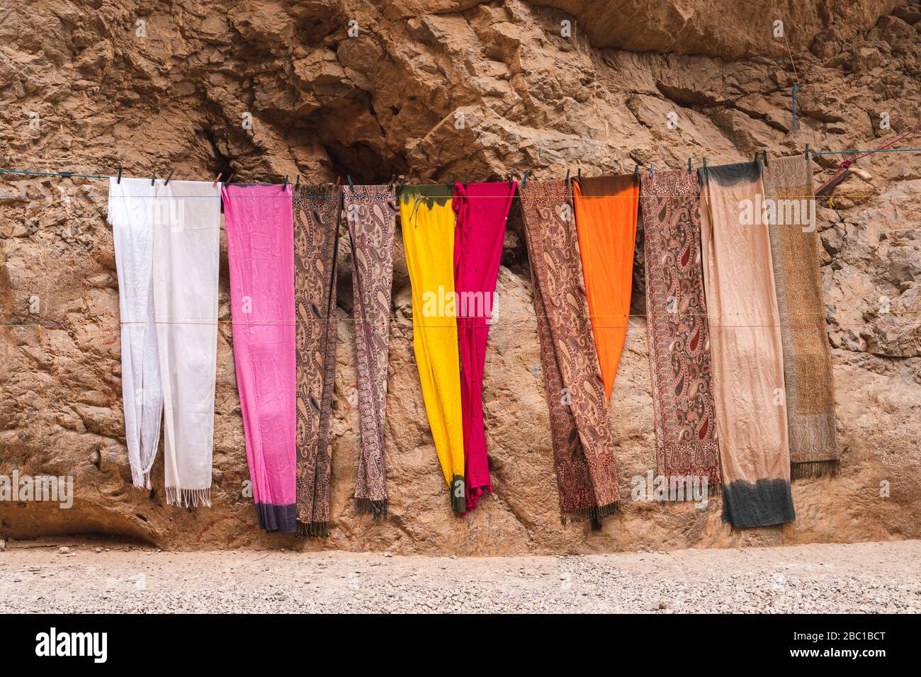 Fila di sciarpe in vendita, Ouarzazate, Marocco Foto Stock