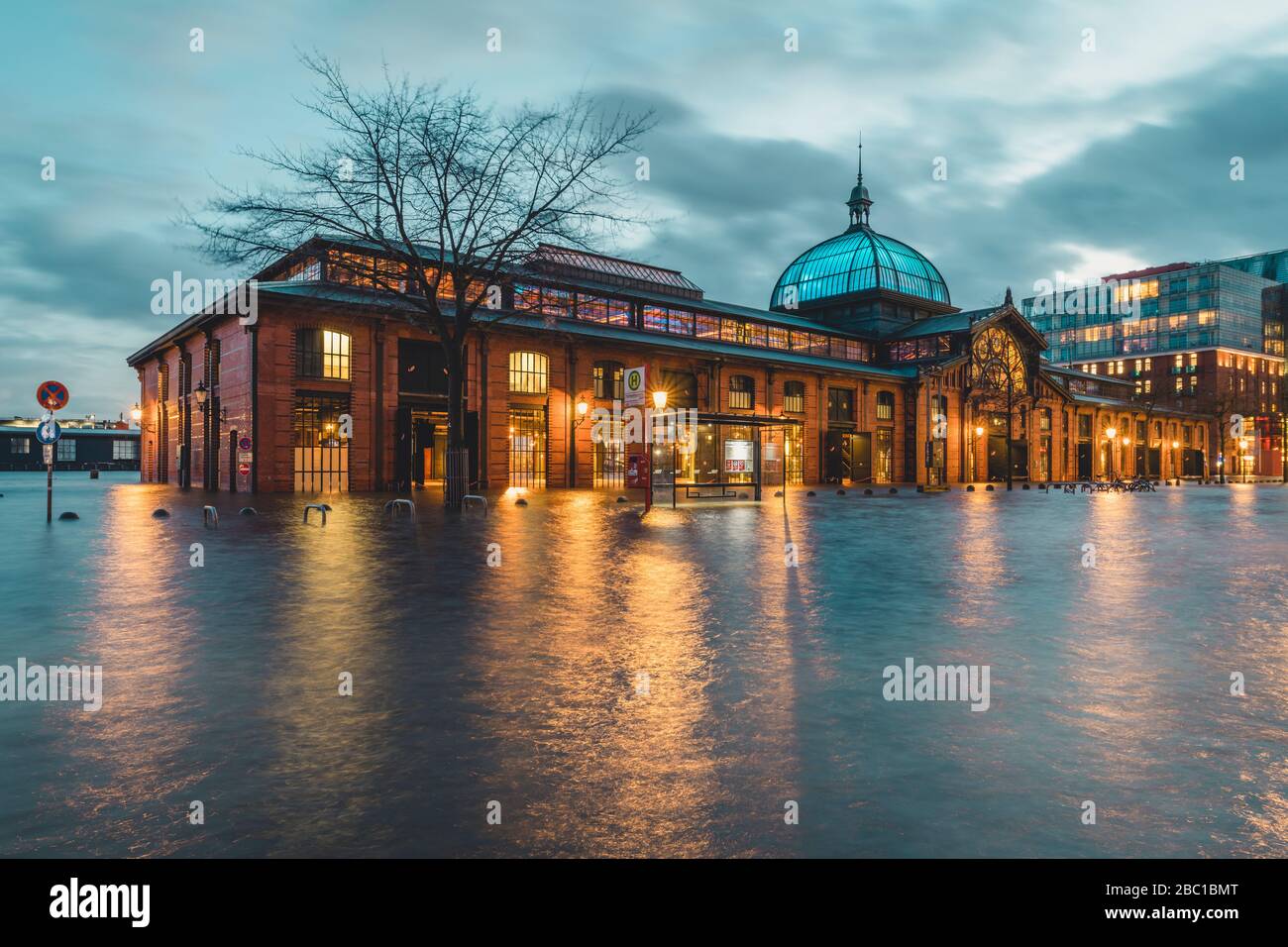 Germania, Amburgo, mercato del pesce di Altona durante l'alluvione Foto Stock