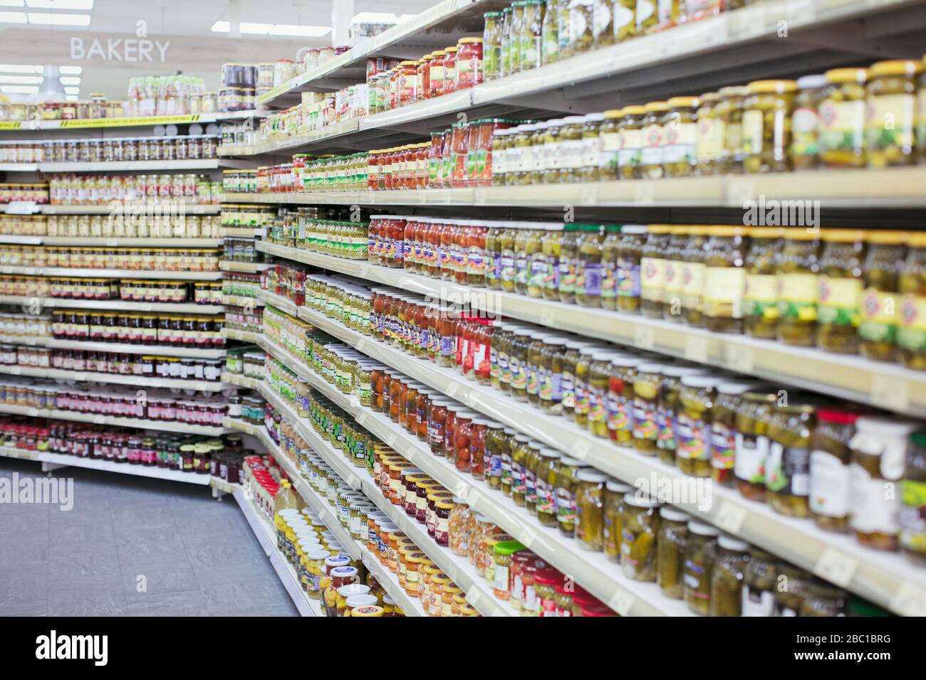 Vasi di cibo che fiancheggiano gli scaffali nel supermercato Foto Stock