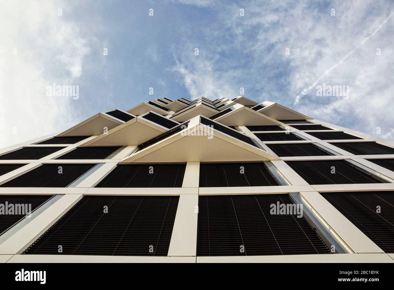 Alto e moderno edificio residenziale con facciata dal basso a Monaco, Germania Foto Stock