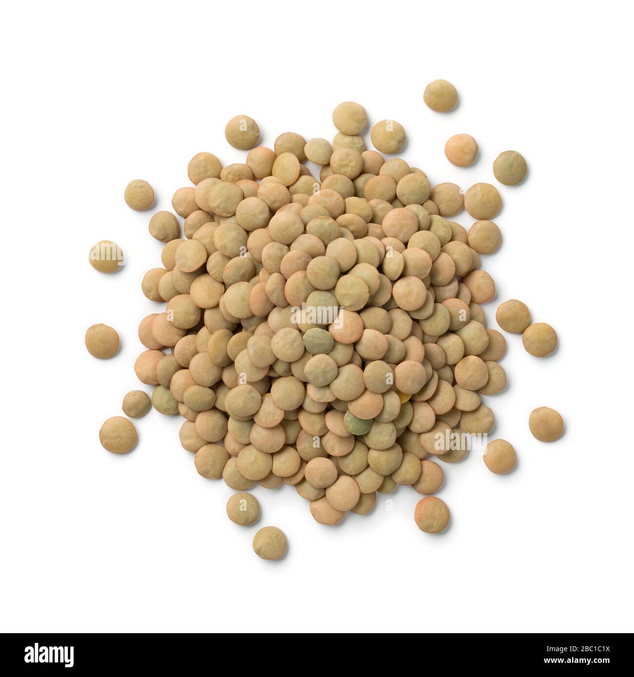 Mucchio di lenticchie crude verdi isolate su sfondo bianco Foto Stock