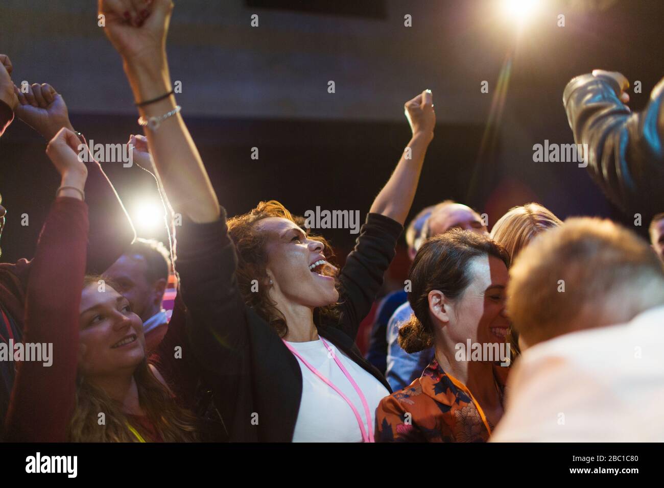 Donna entusiasta che si rallegrava del pubblico Foto Stock