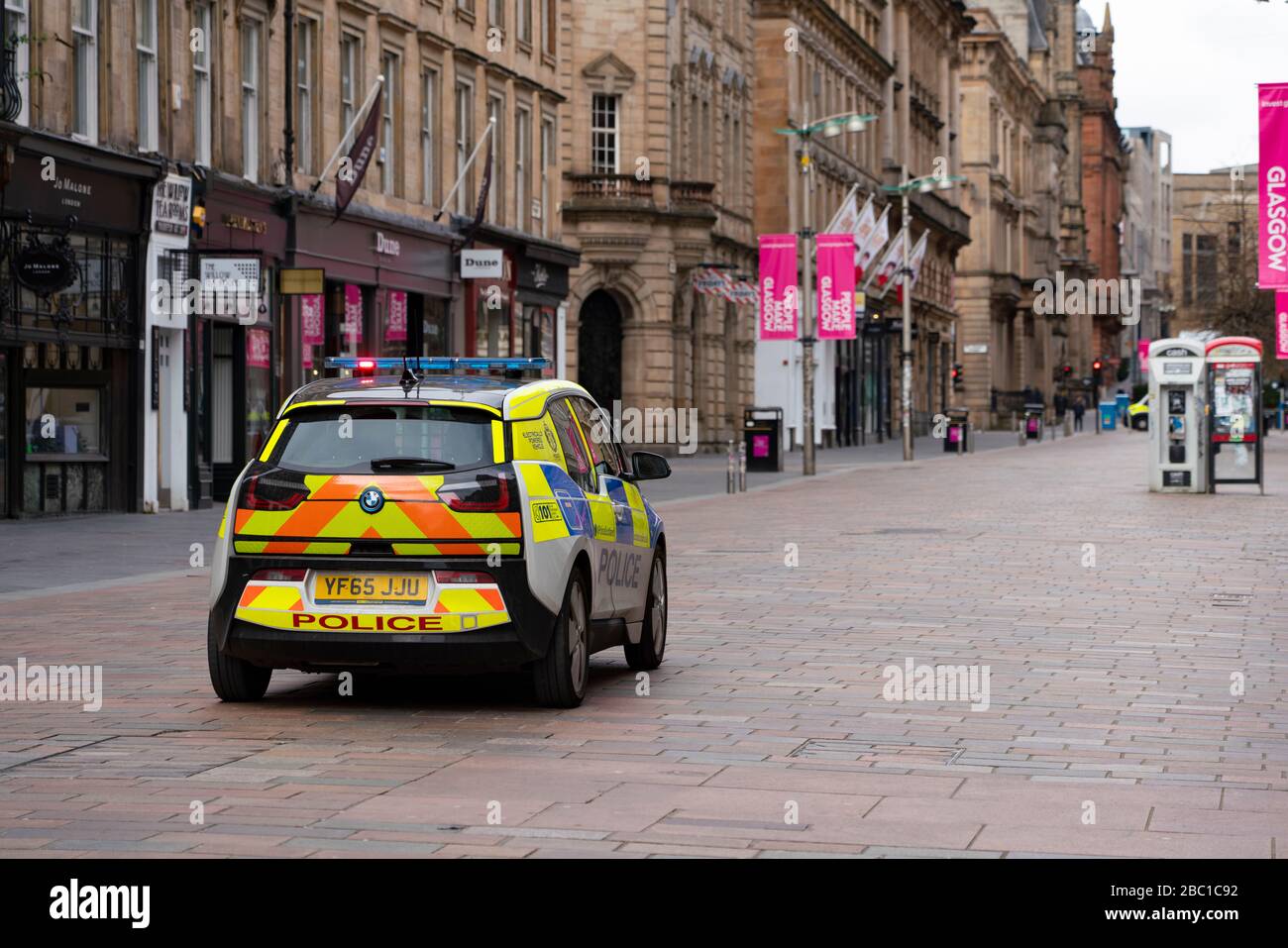 Glasgow, Scozia, Regno Unito. 1° aprile 2020. Effetti del blocco di Coronavirus sulla vita di Glasgow, Scozia. Polizia pattuglia una strada Buchanan vuota il principale negozio Foto Stock