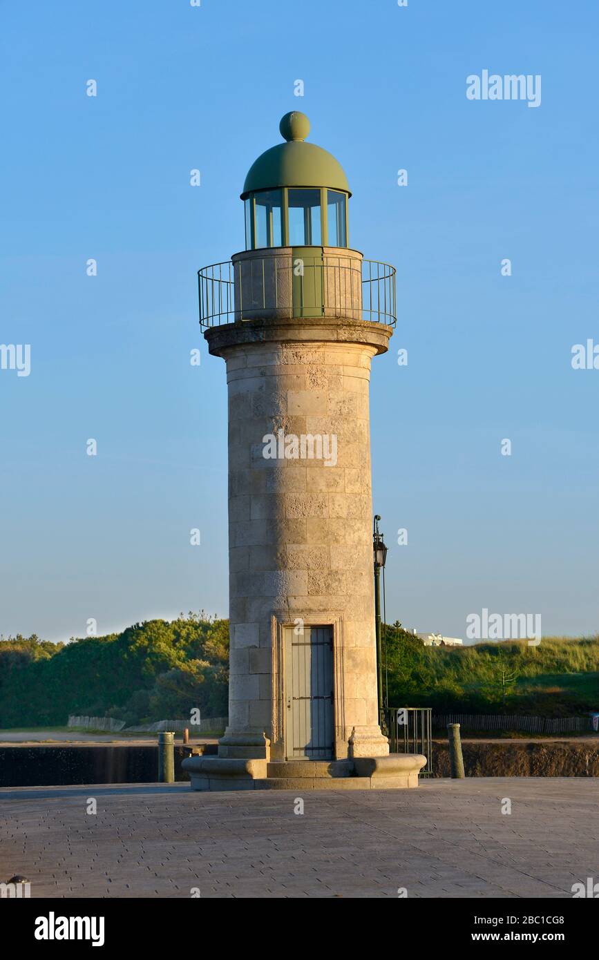 Faro nel porto di Saint-Gilles-Croix-de-vie, comune nel dipartimento della Vandea nella regione della Loira nella Francia occidentale Foto Stock