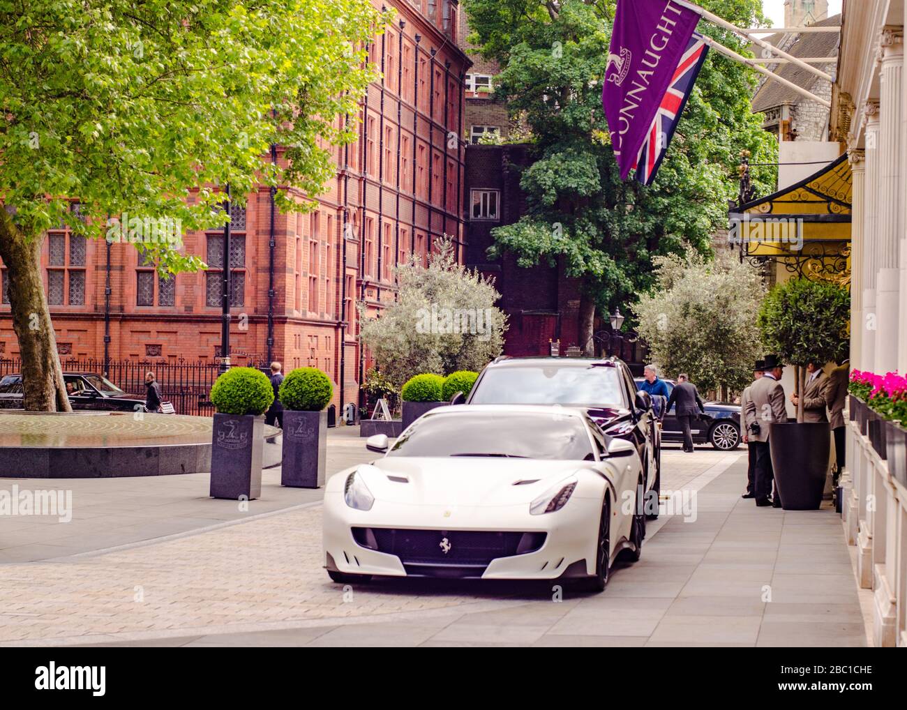 MAYFAIR, LONDRA - costose auto di lusso parcheggiate fuori dal Connaught Hotel a 5 stelle di Mayfair Foto Stock