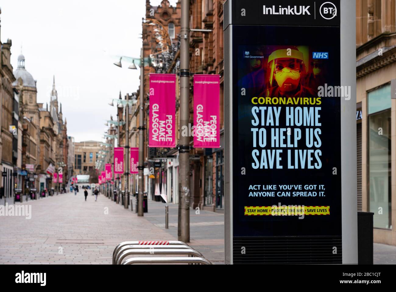 Glasgow, Scozia, Regno Unito. 1° aprile 2020. Effetti del blocco di Coronavirus sulla vita di Glasgow, Scozia. Schermata video che mostra il messaggio di avvertenza di coronavirus su B Foto Stock