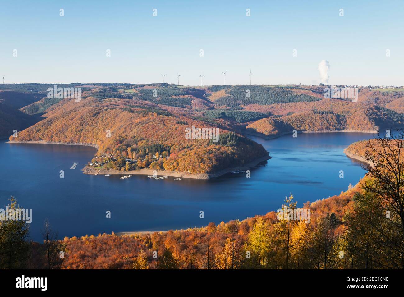 Germania, Renania settentrionale-Vestfalia, serbatoio di Rur in autunno con turbine eoliche in background lontano Foto Stock