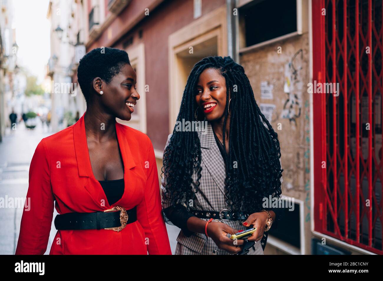 Due donne in città Foto Stock