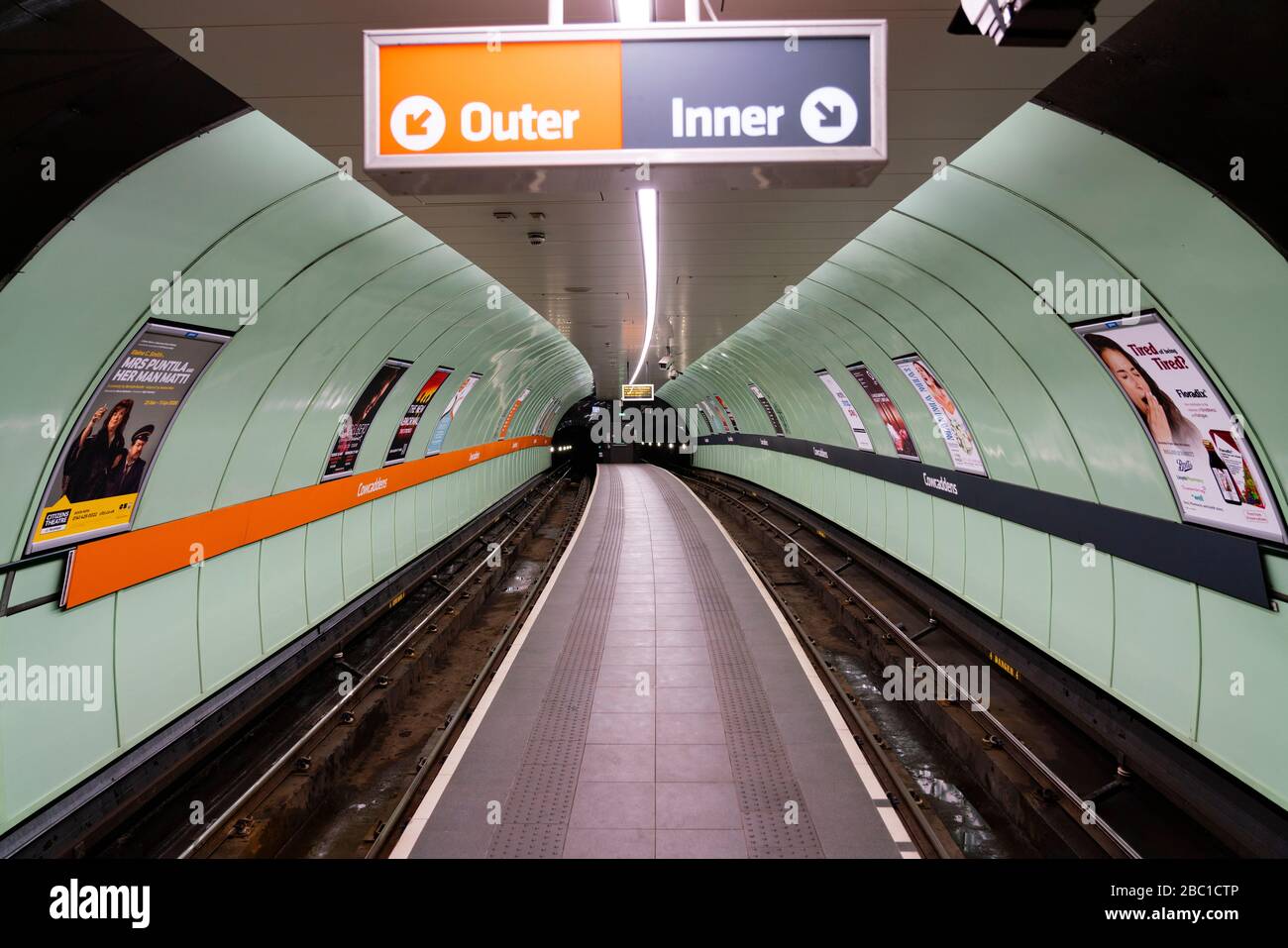 Glasgow, Scozia, Regno Unito. 1° aprile 2020. Effetti del blocco di Coronavirus sulla vita di Glasgow, Scozia. Piattaforme vuote alla stazione sulla stazione della metropolitana di Glasgow Foto Stock