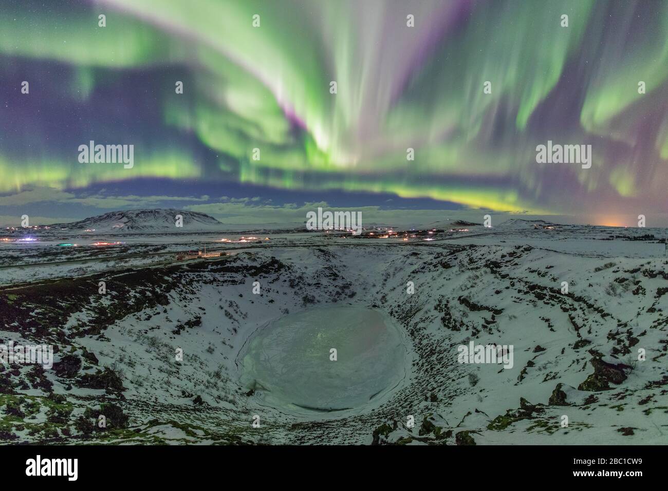 Aurora Borealis illumina il cielo dell'Islanda Foto Stock