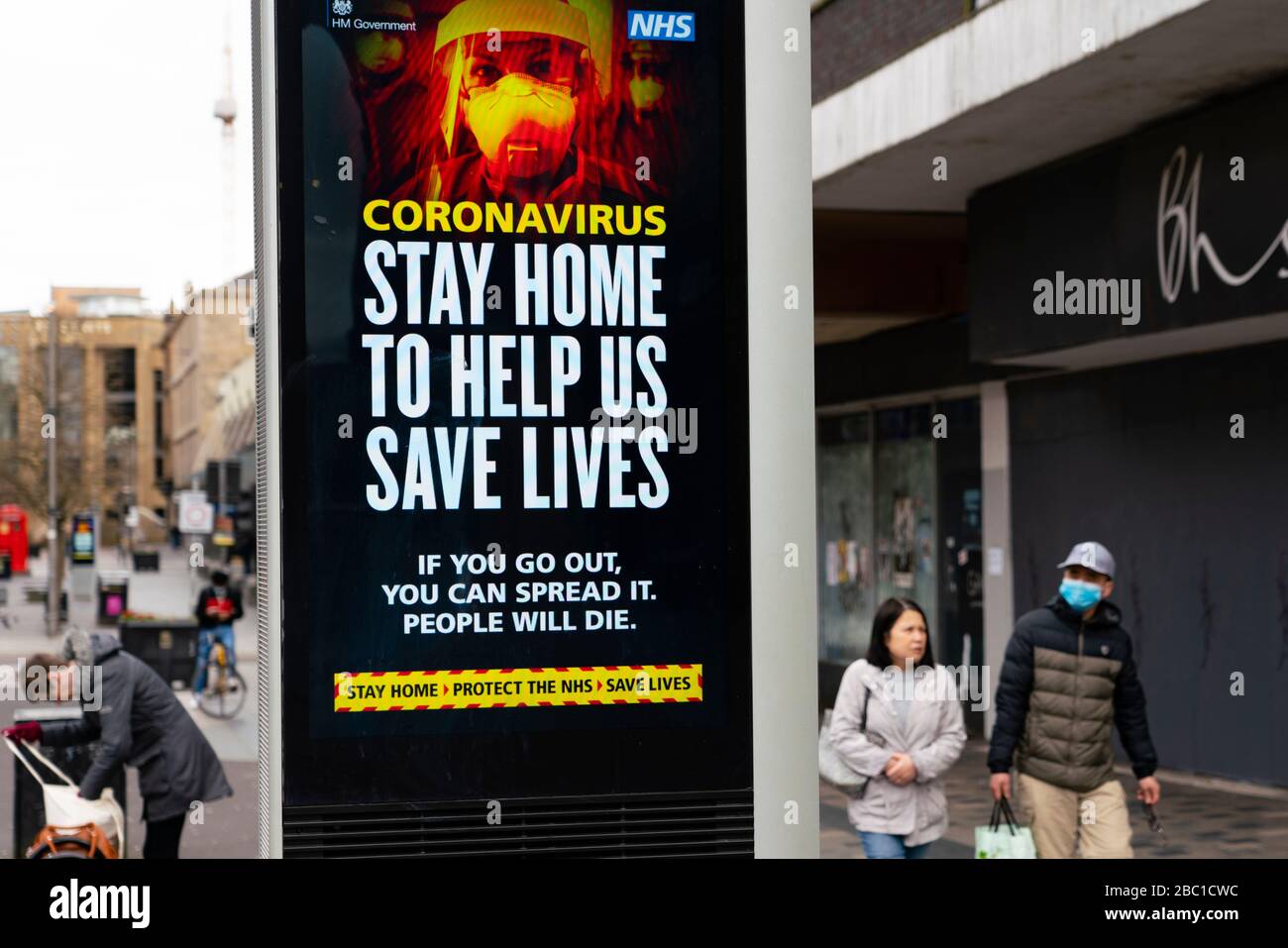 Glasgow, Scozia, Regno Unito. 1° aprile 2020. Effetti del blocco di Coronavirus sulla vita di Glasgow, Scozia. Schermata video che mostra il messaggio di avvertenza di coronavirus su S Foto Stock