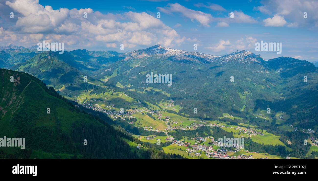 Germania, Baviera, Vista panoramica da Fellhorn a Little Walser Valley, Allgaeu, Vorarlberg, Austria Foto Stock