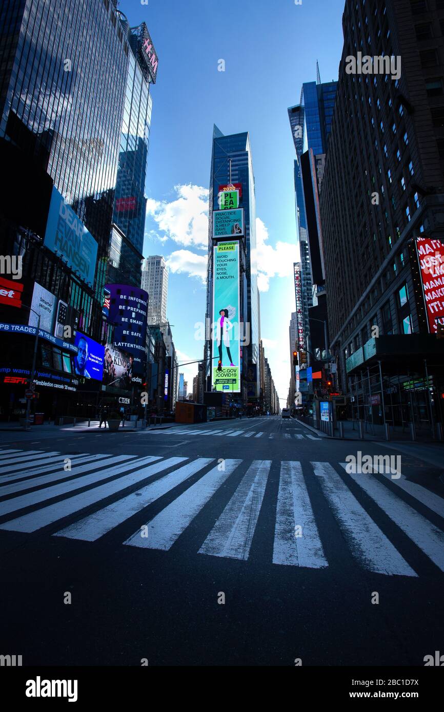 Empty Times Square, segnaletica elettronica del cartellone principale, messaggio di avvertenza covid19 sulla sicurezza pubblica 04-01-2020 Foto Stock