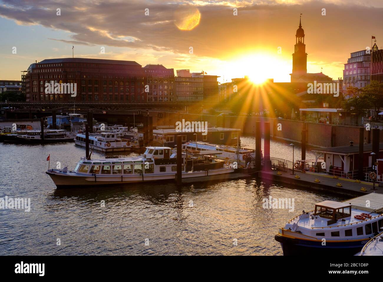 Abendlicht am Binnenhafen mit Hamburger Michel, St. Michaelis, Hafencity, Hafenstadt, Hamburg, Deutschland Foto Stock