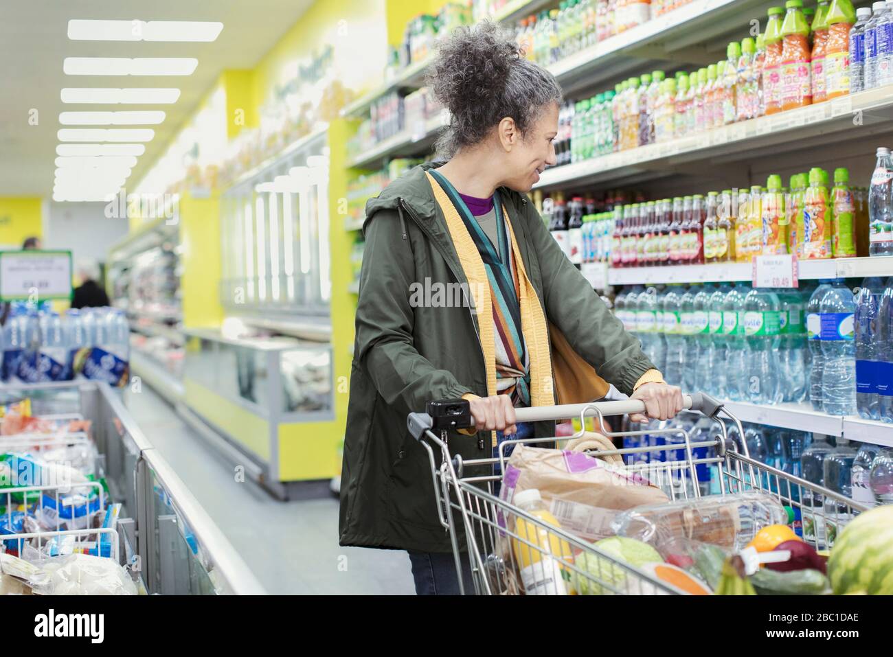 Donna shopping nel supermercato Foto Stock