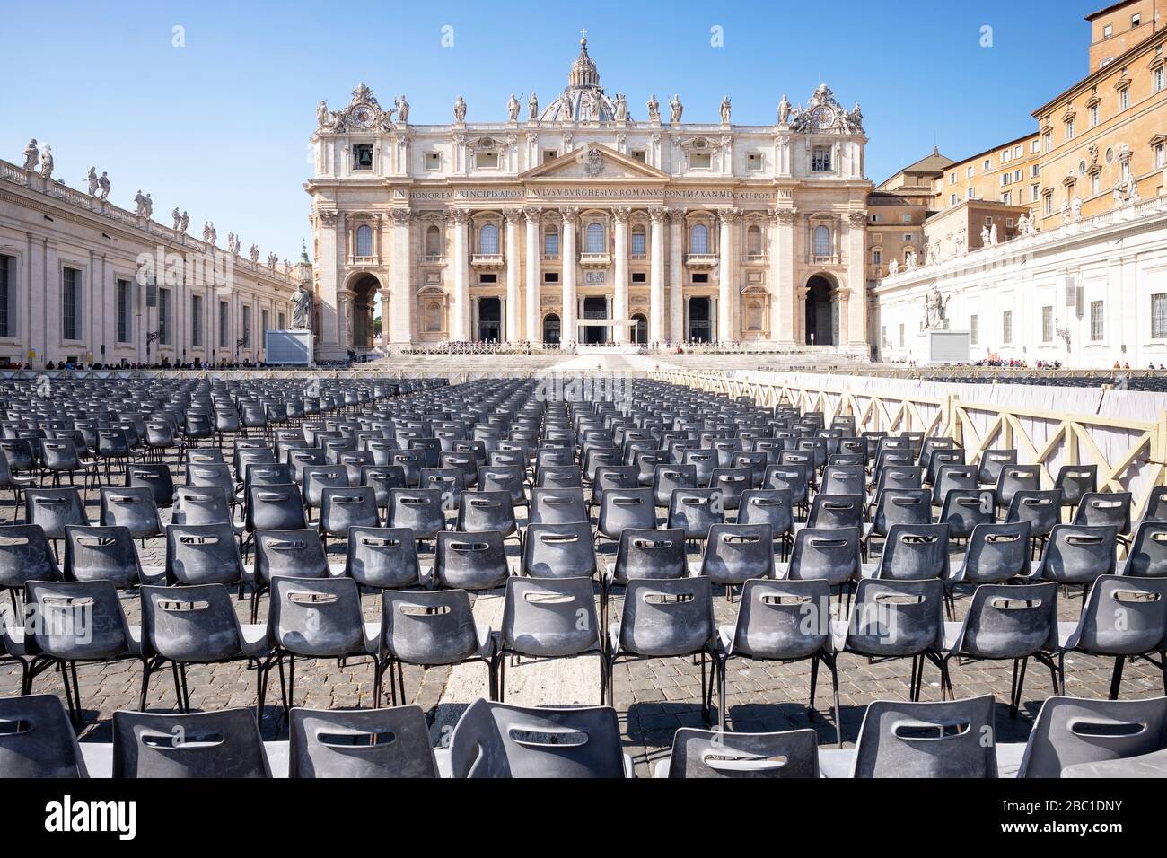 Italia, Roma, file di sedie vuote davanti alla Basilica di San Pietro Foto Stock