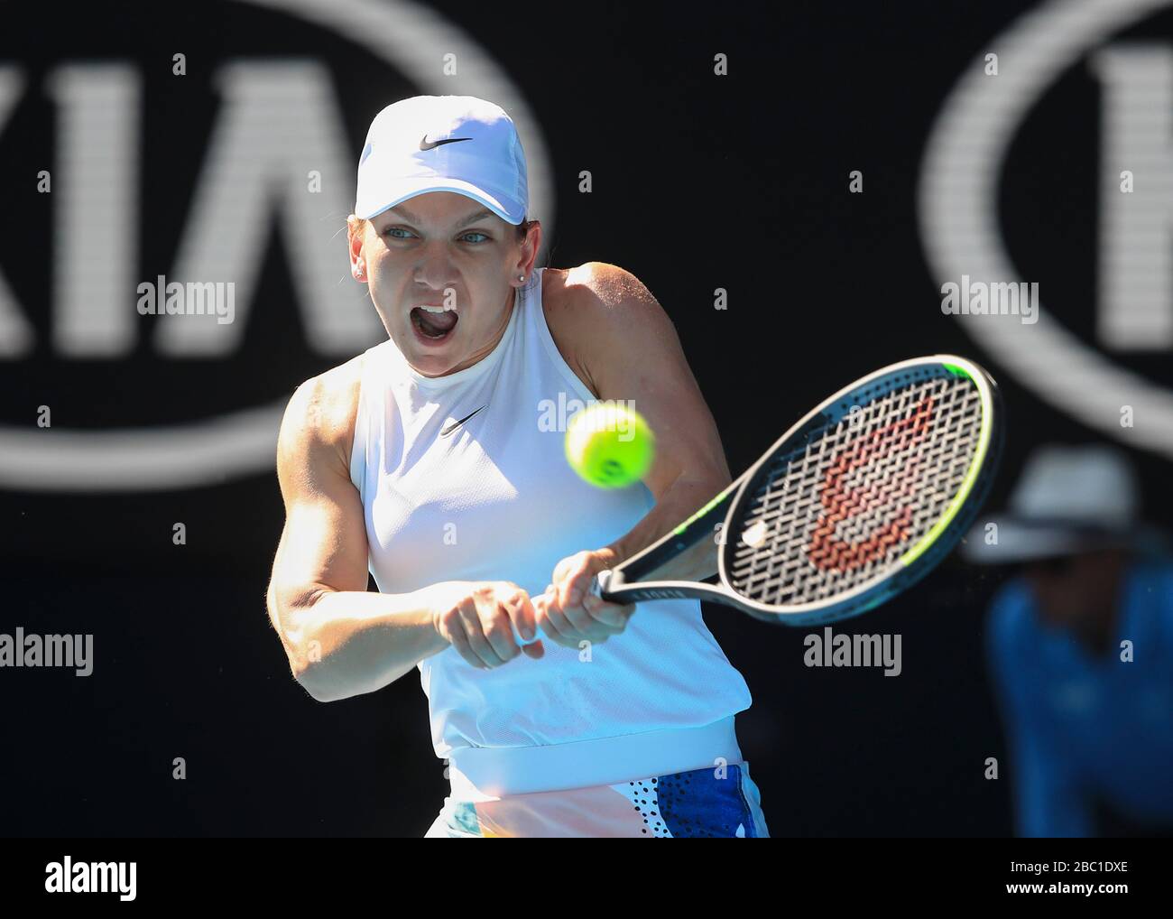 Giocatore rumeno di tennis Simona Halep che gioca un colpo di backhand nel torneo di tennis Australian Open 2020, Melbourne Park, Melbourne, Victoria, Australia Foto Stock