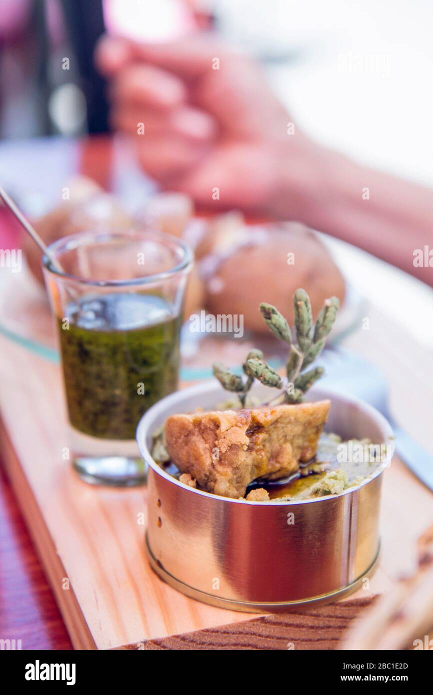 Pasta di formaggio Almogrote e salsa Mojo Verde in olio d'oliva, cibo tradizionale delle Isole Canarie, spagna Foto Stock