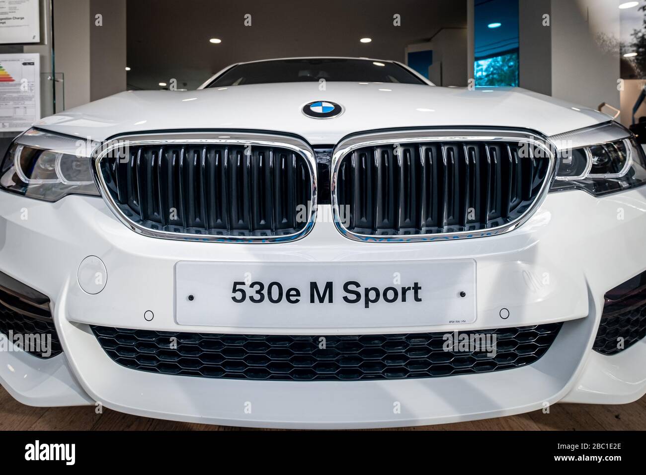 BMW 530e M Sport auto presso showroom della concessionaria - Londra Foto Stock