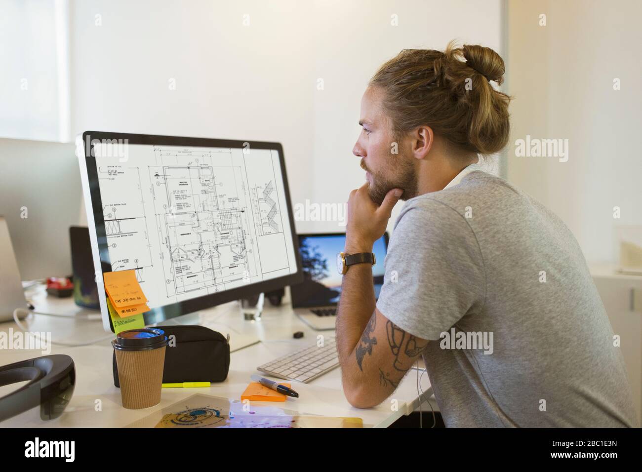 Architetto di sesso maschile che guarda il progetto digitale sul computer Foto Stock