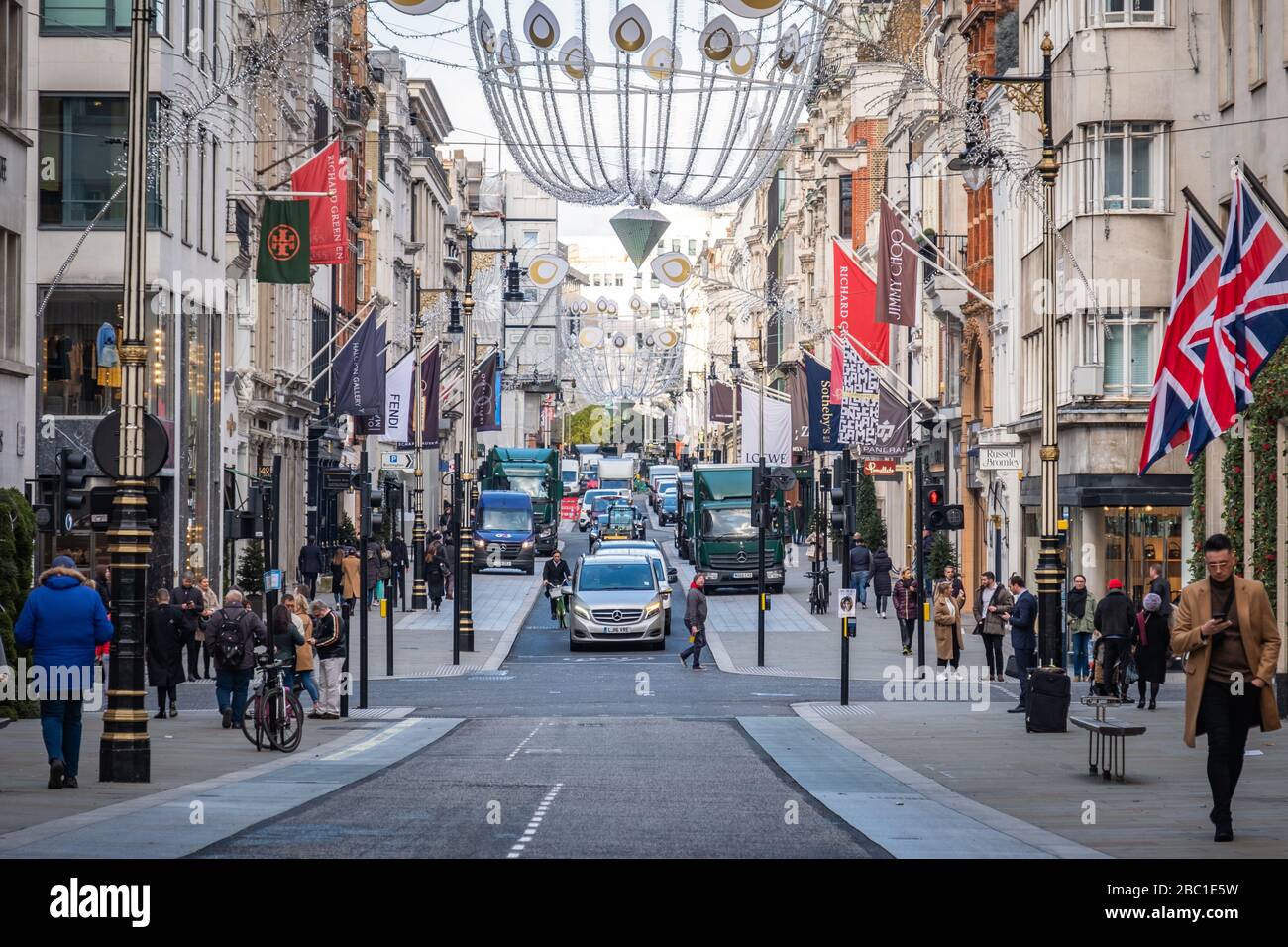 LONDRA- Vista di Bond Street a Mayfair, una strada di lusso famosa per lo shopping con marche costose, gioiellerie e gallerie d'arte Foto Stock