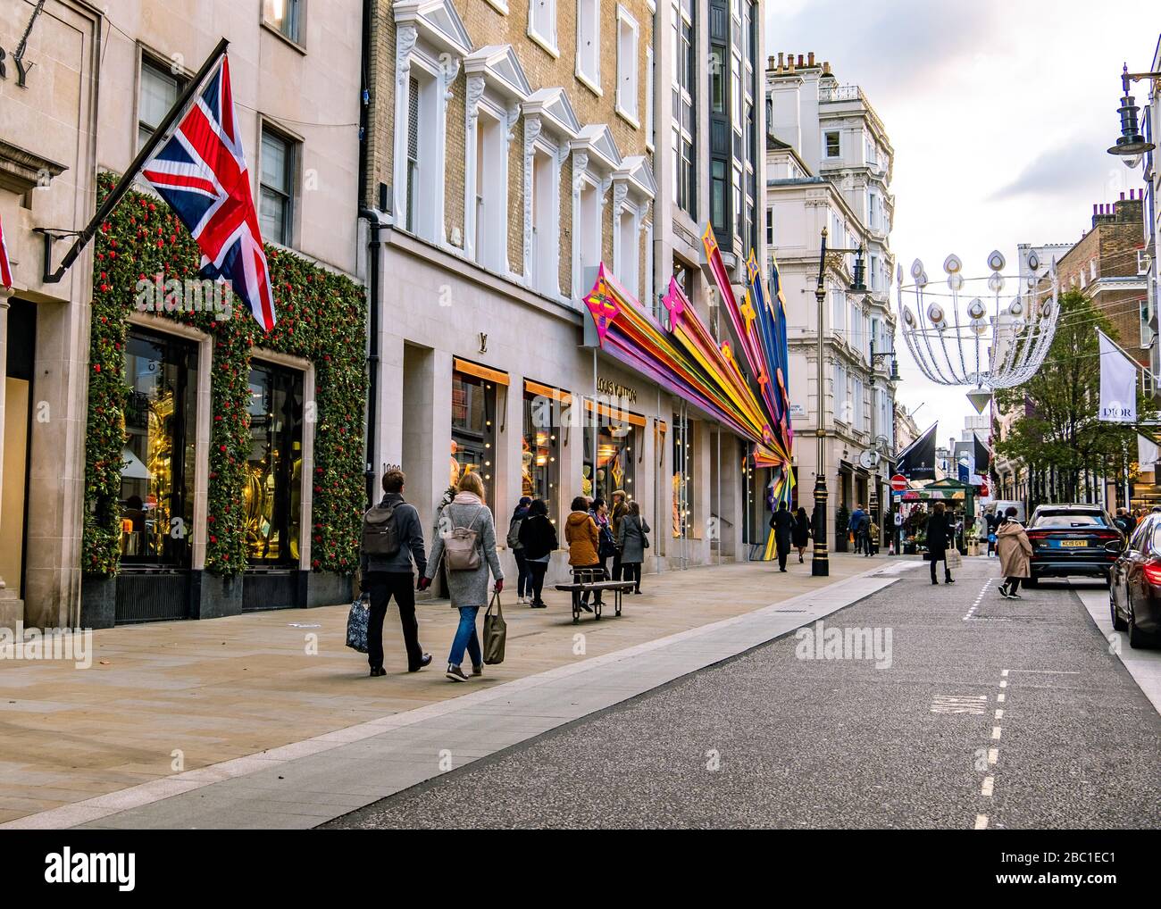LONDON-Bond Street, Mayfair, un'area commerciale di lusso di Londra con molti negozi di design e lusso Foto Stock