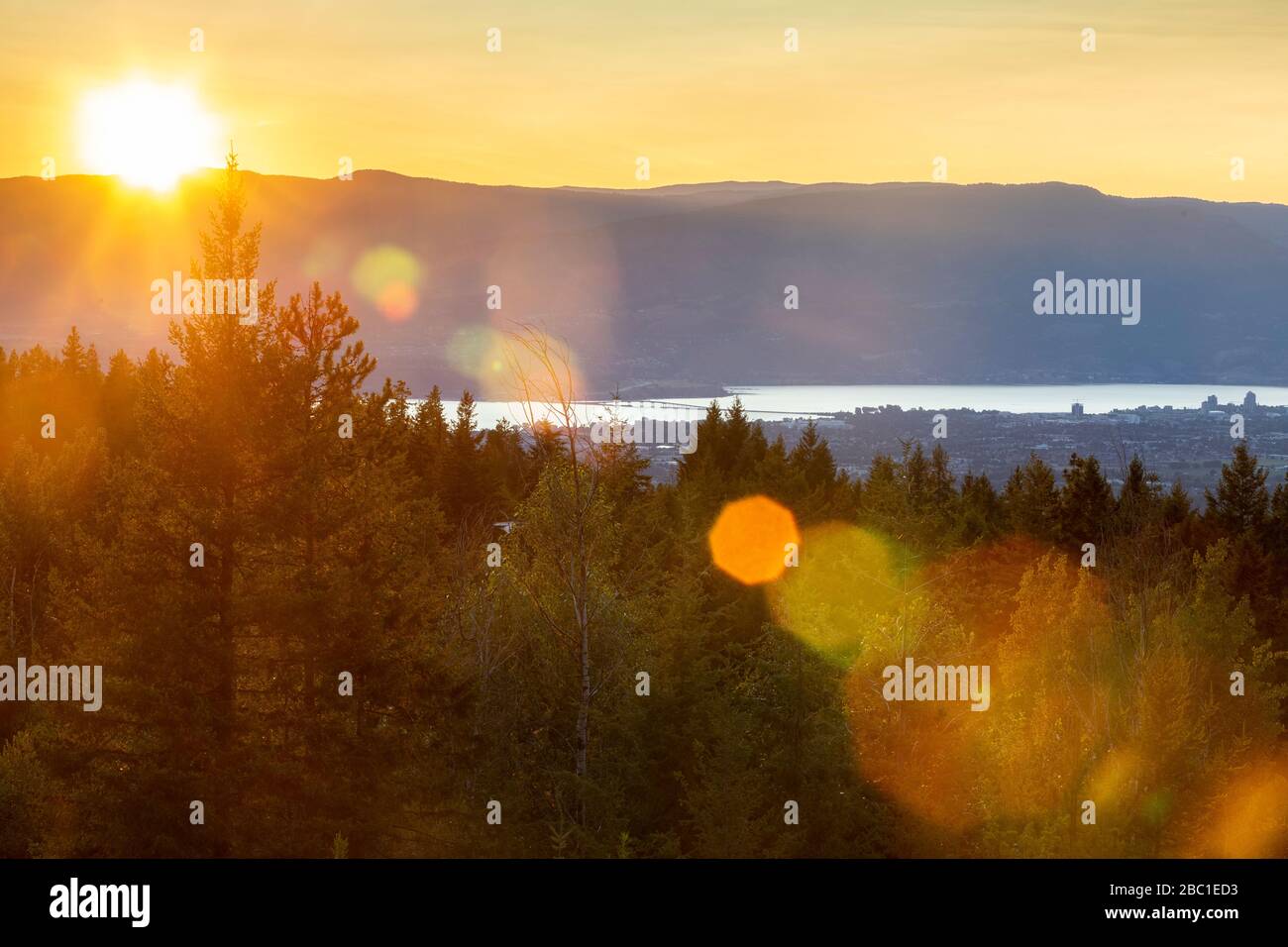 Sole pomeridiano su Kelowna e la Valle Okanagan. Foto Stock