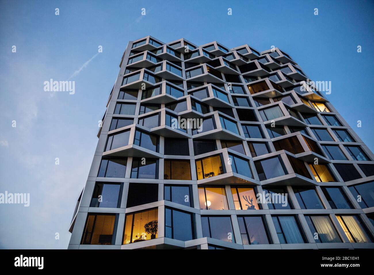 Moderno ed alto edificio residenziale in serata, Monaco, Germania Foto Stock