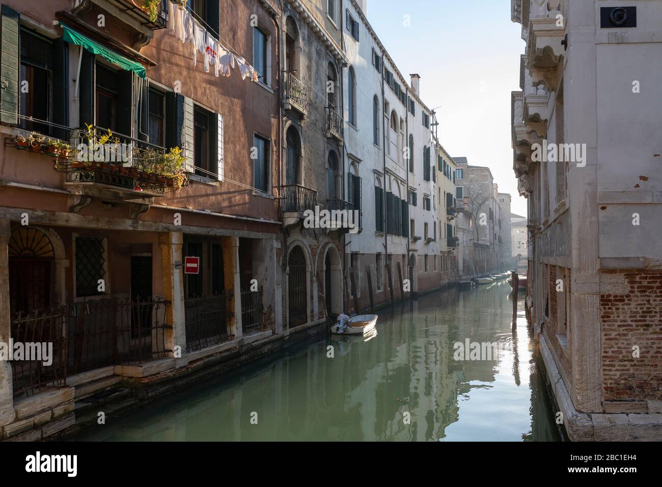 Italia, Venezia, vecchie case lungo il canale veneziano Foto Stock