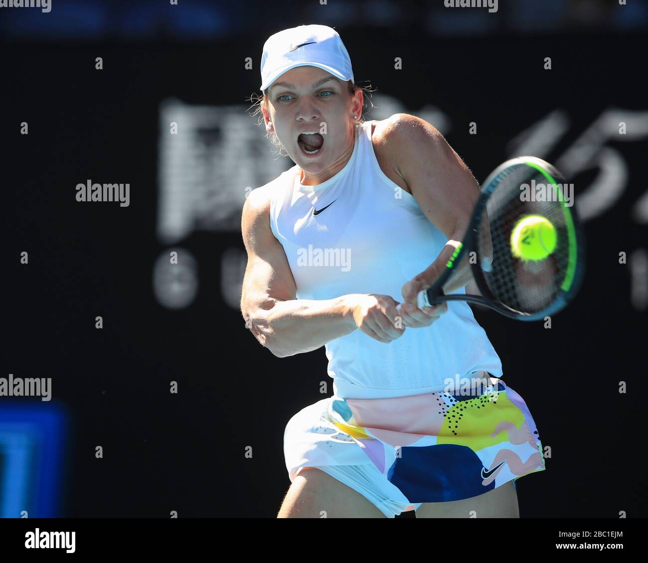Giocatore rumeno di tennis Simona Halep che gioca un colpo di backhand nel torneo di tennis Australian Open 2020, Melbourne Park, Melbourne, Victoria, Australia Foto Stock
