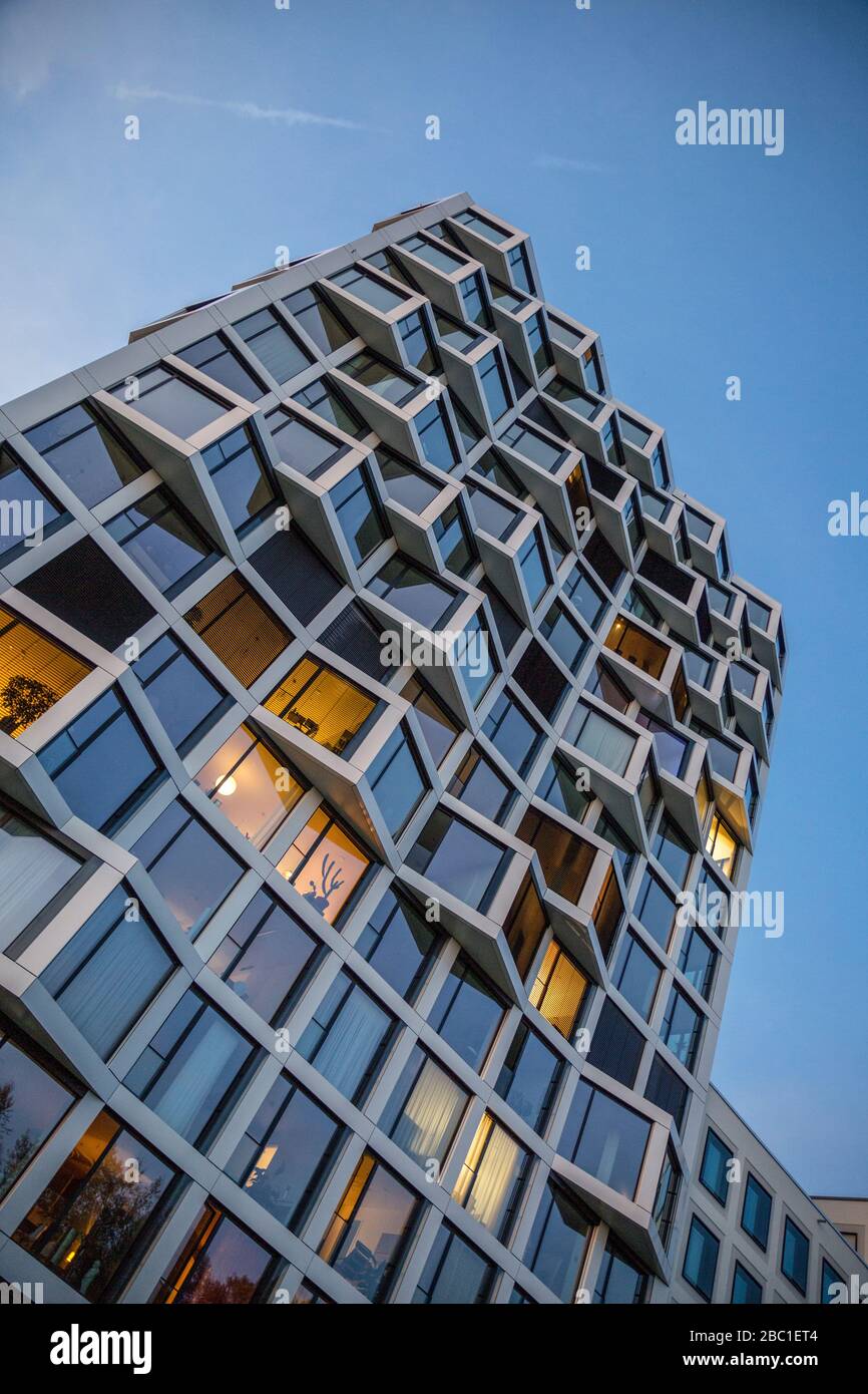Moderno ed alto edificio residenziale in serata, Monaco, Germania Foto Stock