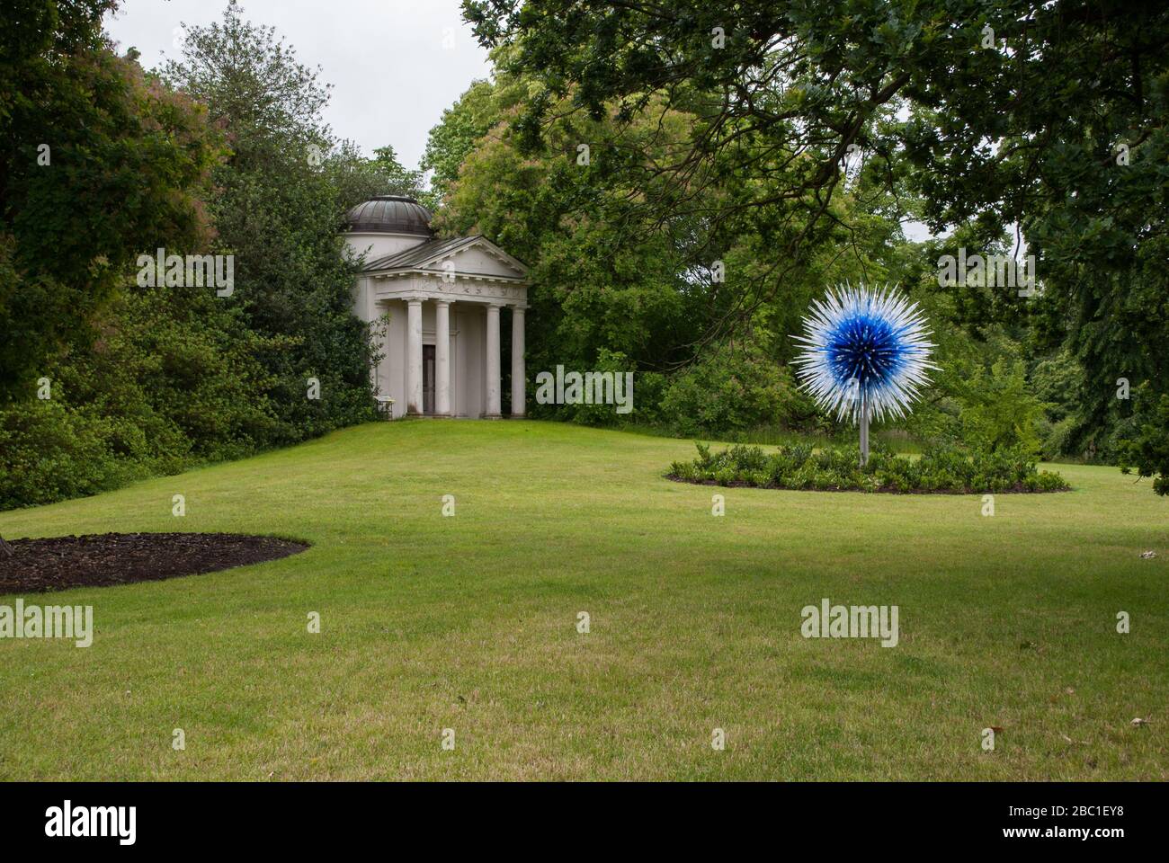 Sapphire Star Sculpture Dale Chihuly colorful Bright Display Event Autunno 2019 riflessioni sulla natura a Kew Gardens, Richmond, London, TW9 3AE Foto Stock