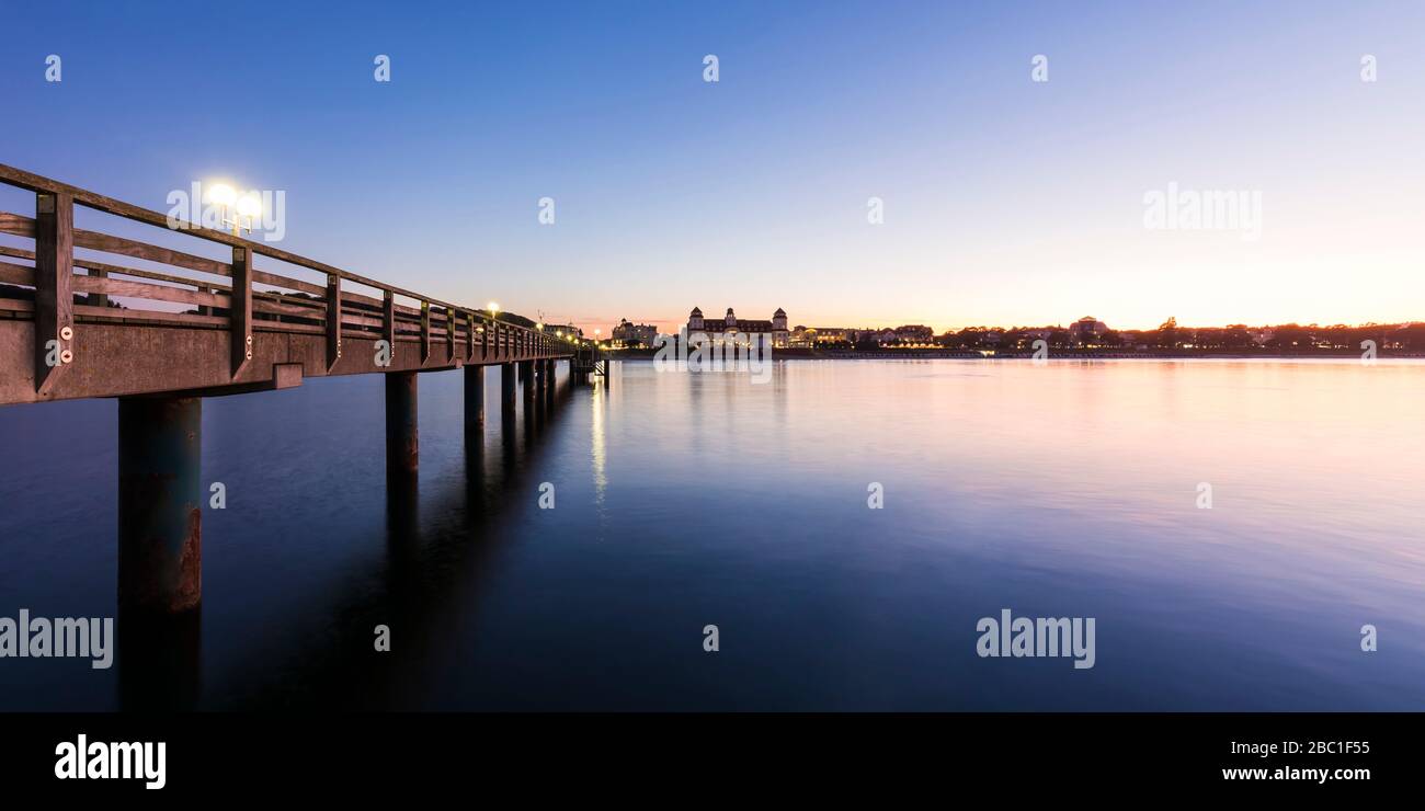 Germania, Meclemburgo-Pomerania occidentale, Isola di Rugen, Binz, Ostseebad, Molo e mare al tramonto Foto Stock