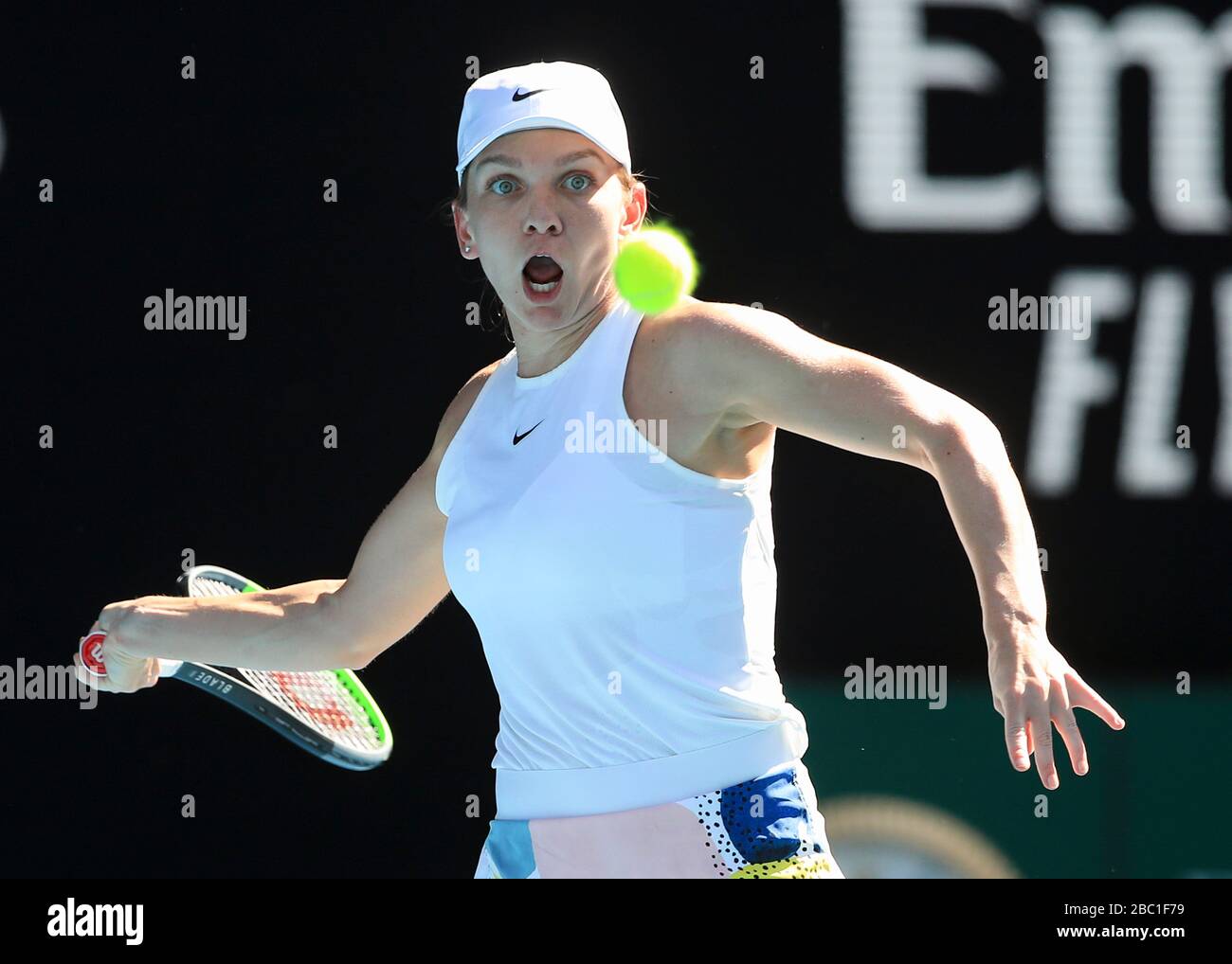 Giocatore rumeno di tennis Simona Halep che gioca un colpo di fronte nel torneo di tennis Australian Open 2020, Melbourne Park, Melbourne, Victoria, Australia Foto Stock