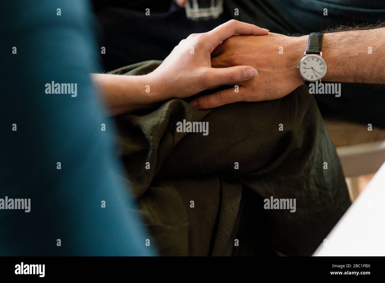 Close-up del giovane Holding Hands Foto Stock
