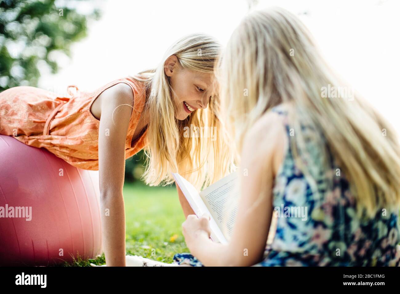 Ragazze felici che si divertono in giardino Foto Stock