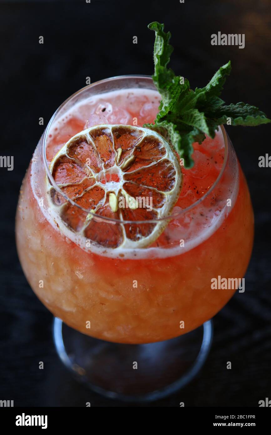 Cocktail arancione con menta Foto Stock
