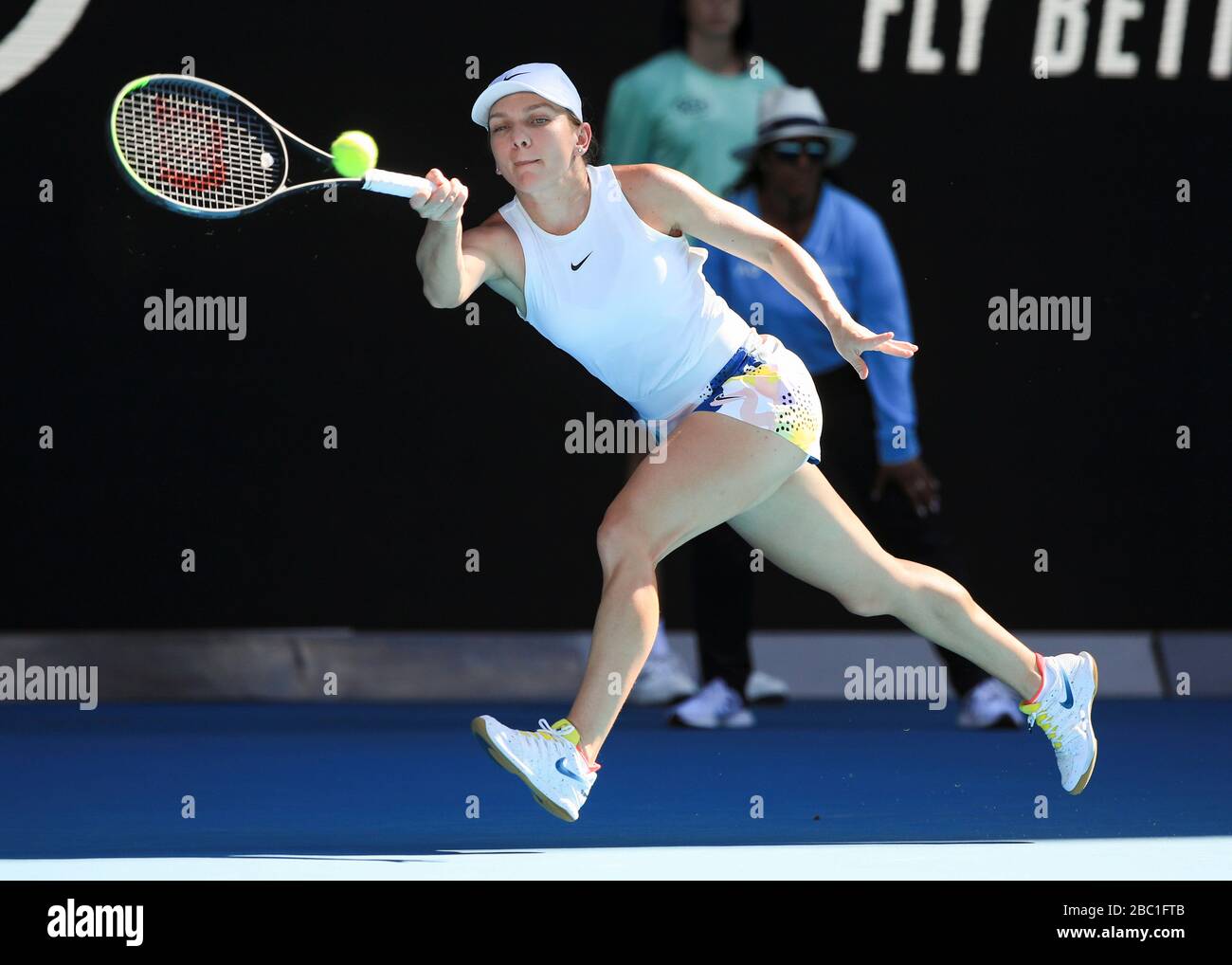 Giocatore rumeno di tennis Simona Halep che gioca un colpo di fronte nel torneo di tennis Australian Open 2020, Melbourne Park, Melbourne, Victoria, Australia Foto Stock