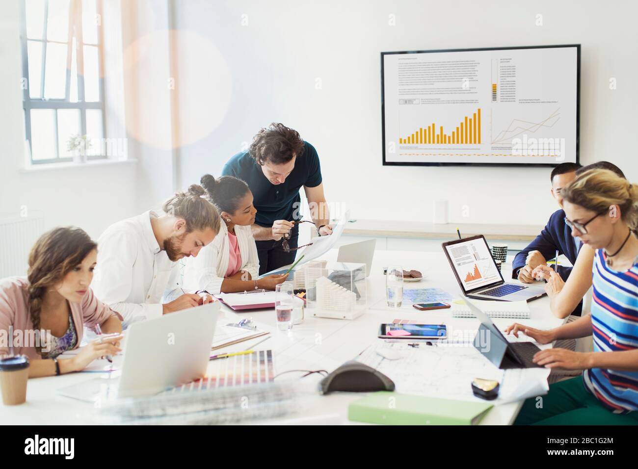 Designer che lavorano, parlano in sala riunioni Foto Stock