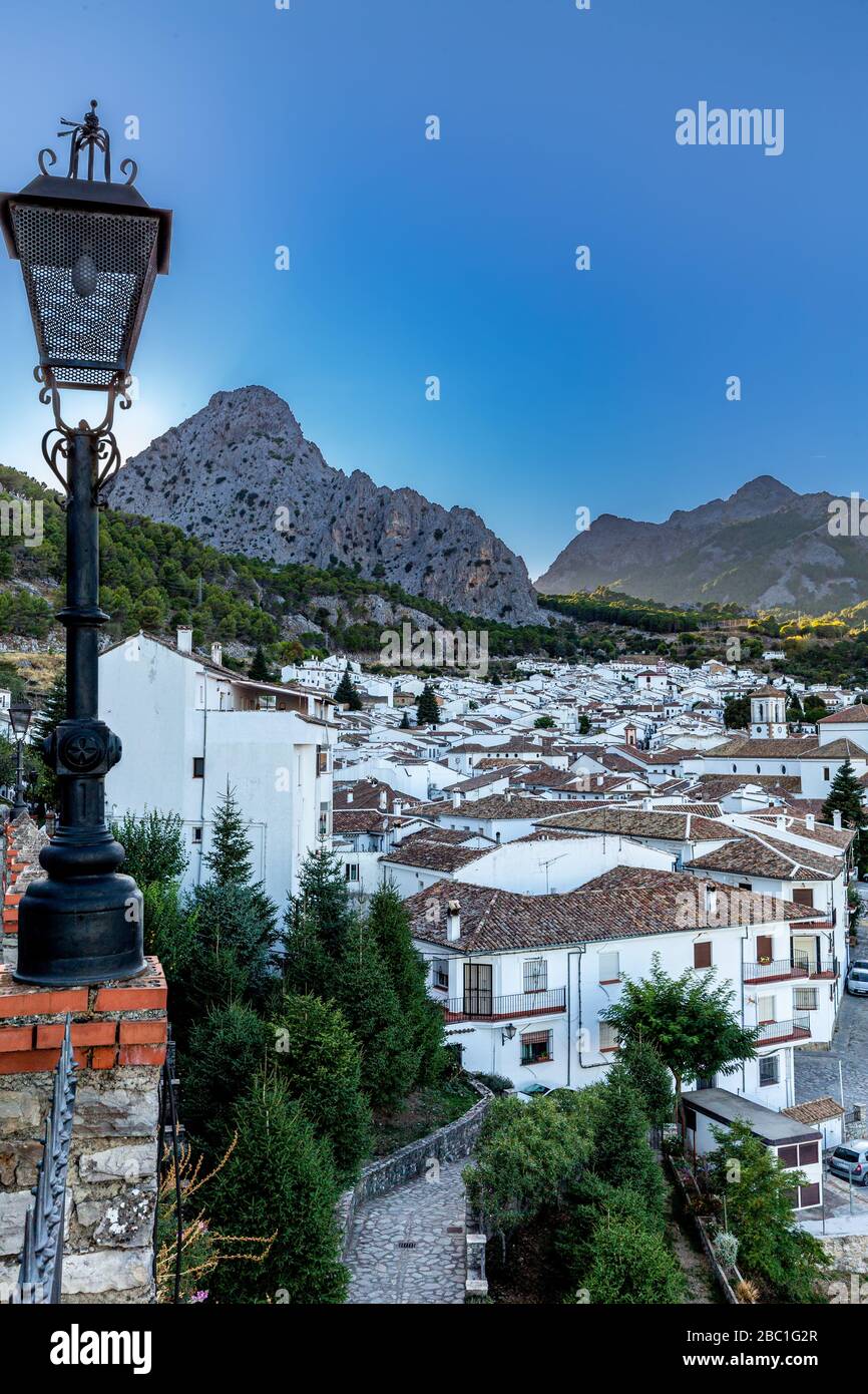 Serata a Grazalema nella Sierra de Grazalema, una delle famose città bianche dell'Andalusia, in Spagna. Foto Stock