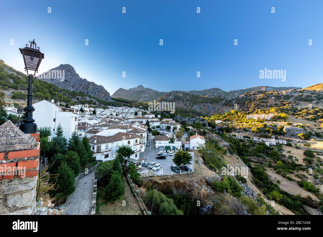 Serata a Grazalema nella Sierra de Grazalema, una delle famose città bianche dell'Andalusia, in Spagna. Foto Stock