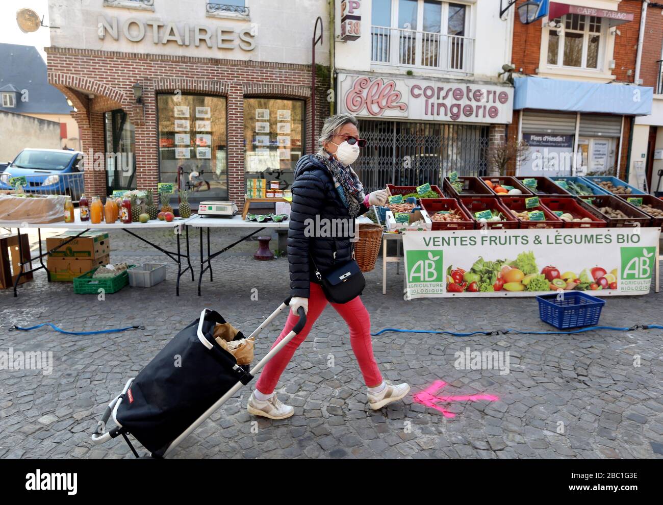 Hesdin, Francia. Città mercato. Giorno del mercato, coronavirus, maschera indossando. Foto Stock