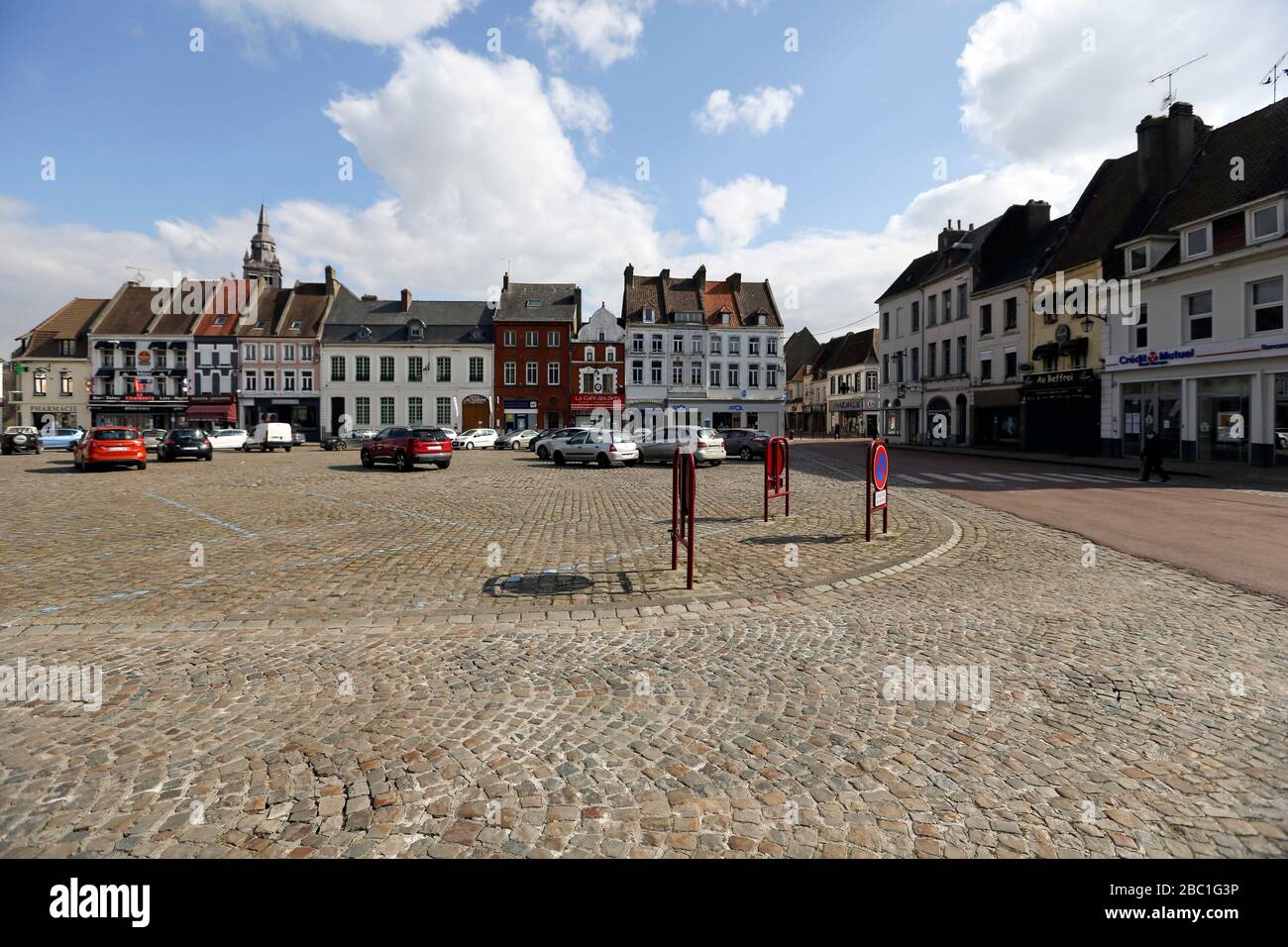 Hesdin, Francia. Città mercato. Giorno del mercato, coronavirus, maschera indossando. Foto Stock