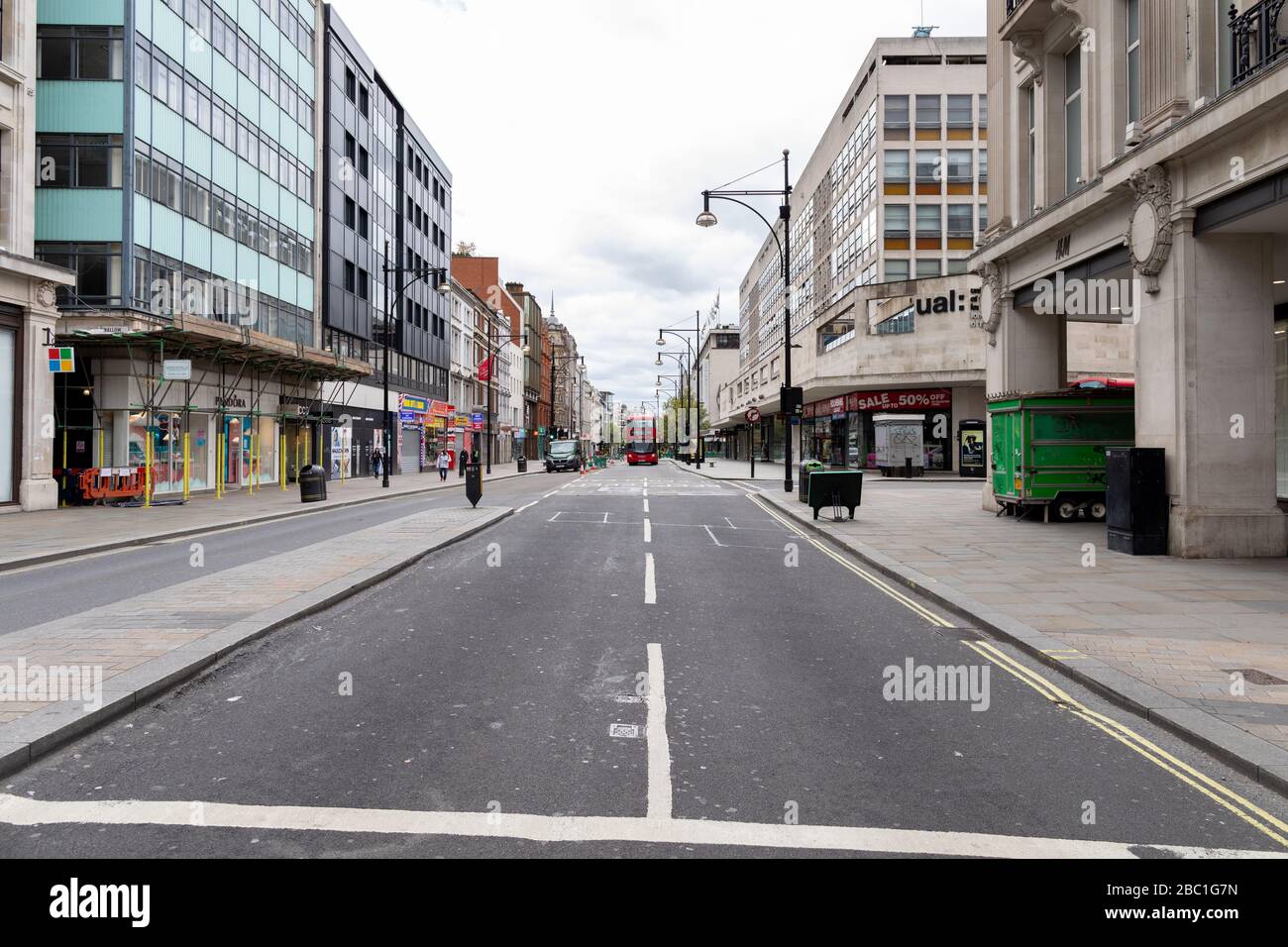 Una Oxford Street deserta nel centro di Londra durante lo scoppio del virus della corona. Foto Stock