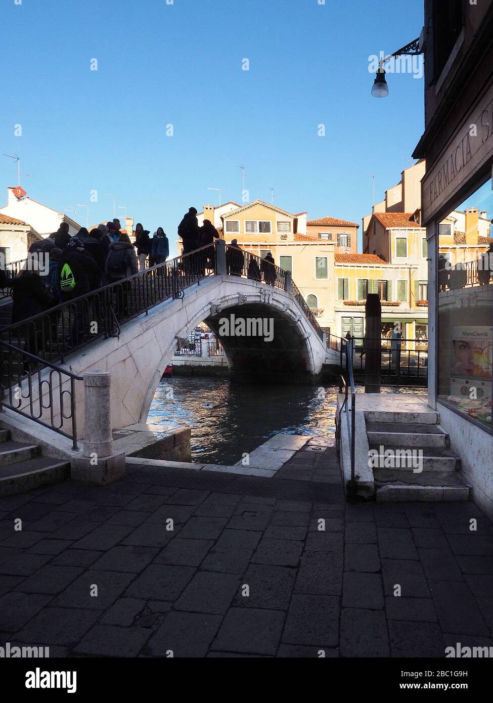 Ponte sul canale Rio de Cà Foscari, sestiere Dorsoduro, Venezia, Veneto, Italia, Europa Foto Stock