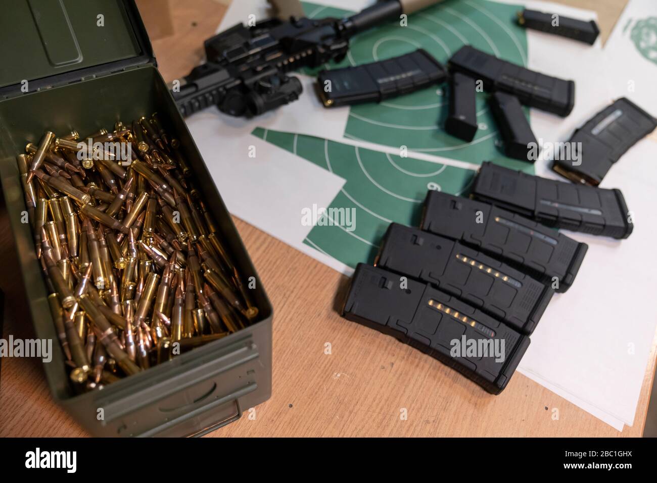 Pallottole in un raggio di ripresa Foto Stock