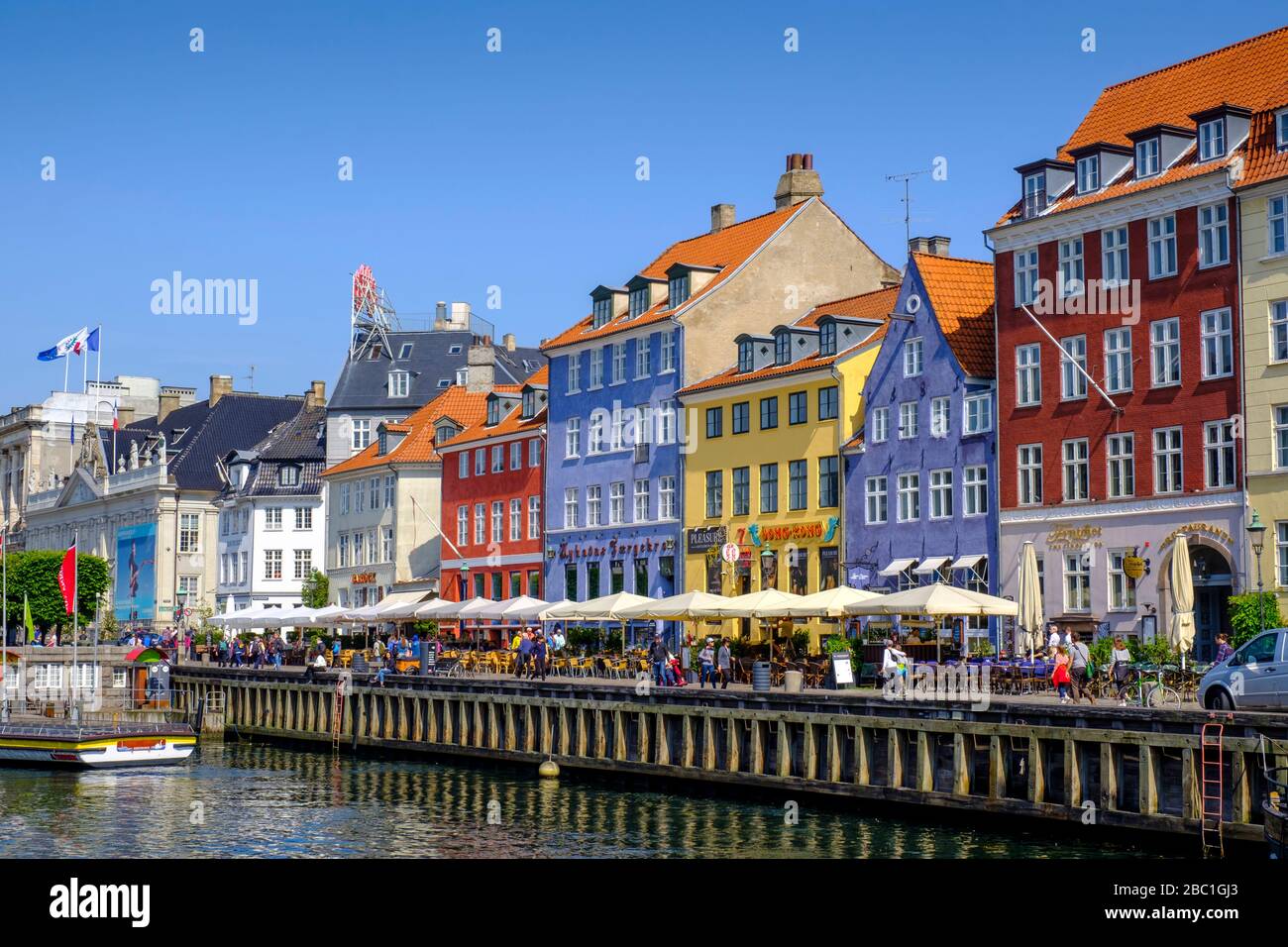 Bunte Häuser und Segelboote am Nyhavn-Kanal, Kopenhagen, Dänemark Foto Stock