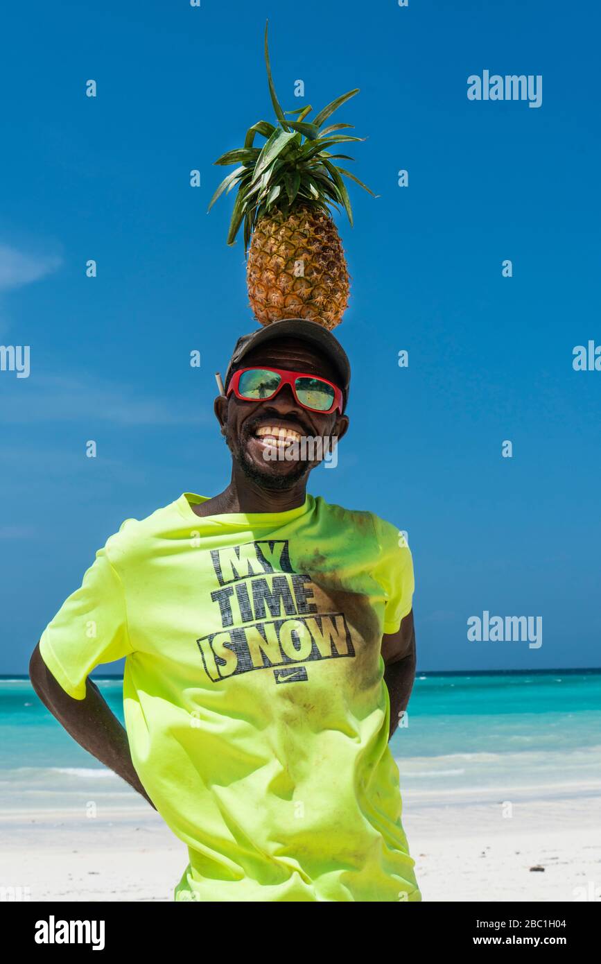 Il mio tempo è ora .... felicità, simpatia, sigaretta, sole, mare bello senza nuvole, ananas. Uomo con ananas sulla testa, bel poster, carta da parati Foto Stock